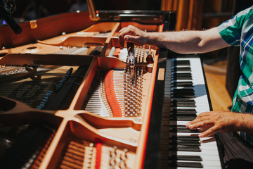 Un accordeur expérimenté pour un piano sans fausse note