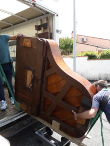 Chargement d'un piano à queue